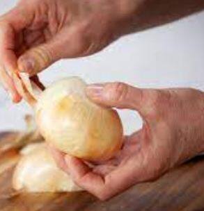 ਪਿਆਜ਼ ਕੱਟਦੇ ਸਮੇਂ ਸੀਟੀ ਮਾਰੋ ਤਾਂ ਅੱਖਾਂ 'ਚੋਂ ਹੰਝੂ ਨਹੀਂ ਆਉਣਗੇ। ਸੀਟੀ ਵਜਾਉਂਦੇ ਸਮੇਂ ਮੂੰਹ ਵਿੱਚੋਂ ਹਵਾ ਨਿਕਲਦੀ ਹੈ ਜੋ ਐਨਜ਼ਾਈਮਜ਼ ਨੂੰ ਤੁਹਾਡੇ ਤੱਕ ਪਹੁੰਚਣ ਨਹੀਂ ਦਿੰਦੀ।