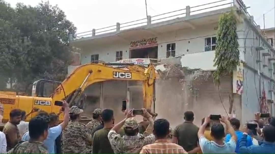 Aseem Rai Murder Case: असीम राय हत्याकांड के आरोपी कांग्रेस पार्षद के अवैध निर्माण पर चला बुलडोजर, लगे जय श्री राम के नारे Aseem Rai Murder Case Bulldozer runs on illegal construction of accused Congress councillor vikas pal ann Aseem Rai Murder Case: असीम राय हत्याकांड के आरोपी कांग्रेस पार्षद के अवैध निर्माण पर चला बुलडोजर, लगे जय श्री राम के नारे