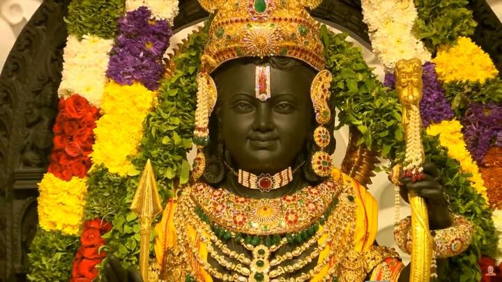 দীর্ঘ প্রতিক্ষার অবসান। রাম মন্দিরের উদ্বোধন করে রামলালার প্রাণ প্রতিষ্ঠা করলেন প্রধানমন্ত্রী। ষোড়শ উপচারে হল বন্দনা। পুষ্পাঞ্জলি অর্পণ, করে করলেন আরতি। দেশজুড়ে হল অকাল দীপাবলি।