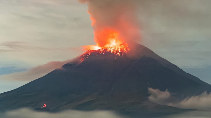 फिलहाल यूरोप के दो देश ज्वालामुखी फटनेे से अलर्ट पर हैं जिसमें इटली का सिसली और आइसलैंड शामिल हैं, लेकिन क्या आप जानते हैं कि दुनिया में किस देश में सबसे ज्यादा सक्रिय ज्वालामुखी हैं.