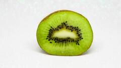 Kiwi Benefits : हाडे मजबूत करायची आहेत ? आजपासूनच हे फळ खाण्यास सुरुवात करा !