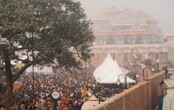 दर्शनासाठी येणाऱ्या भाविकांना रोखण्यासाठी राम मंदिर परिसरात दोरी लावण्यात आले आहेत, जेणेकरून एक-एक भाविकांना रामललाच्या दर्शनासाठी पाठवता येईल. त्यामुळे गर्दीचा बंदोबस्त करणे पोलिसांना कठीण जात असल्याचेही बोलले जात आहे.(Photo Credit : PTI)