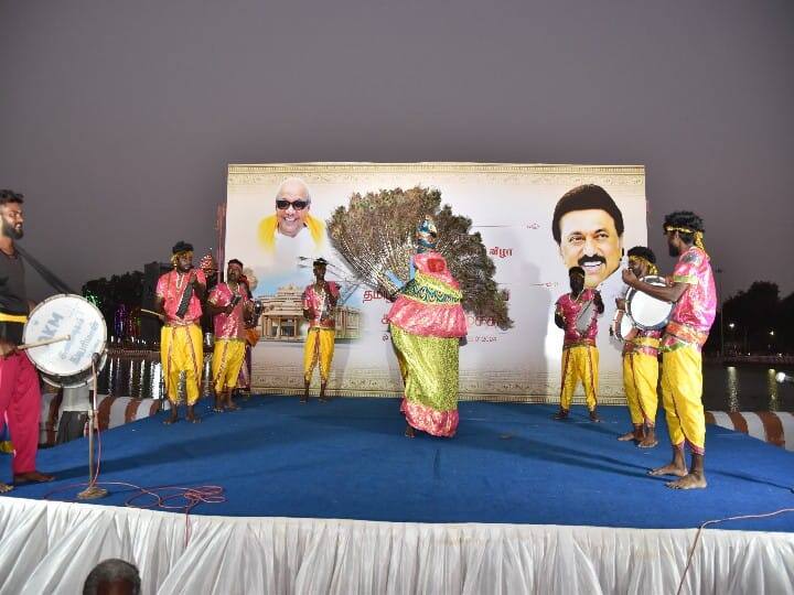 மயில் வேடம் அணிந்து கலை நிகழ்ச்சியில் ஈடுபட்ட கிராமிய கலைஞர்கள்.