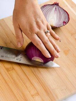 ਪਿਆਜ਼ ਨੂੰ ਕੁਝ ਦੇਰ ਹਵਾ ਜਾਂ ਧੁੱਪ ਵਿੱਚ ਰੱਖੋ ਤੇ ਫਿਰ ਕੱਟੋ। ਅਜਿਹਾ ਕਰਨ ਨਾਲ ਅੱਖਾਂ ਵਿੱਚ ਹੰਝੂ ਨਹੀਂ ਆਉਣਗੇ।