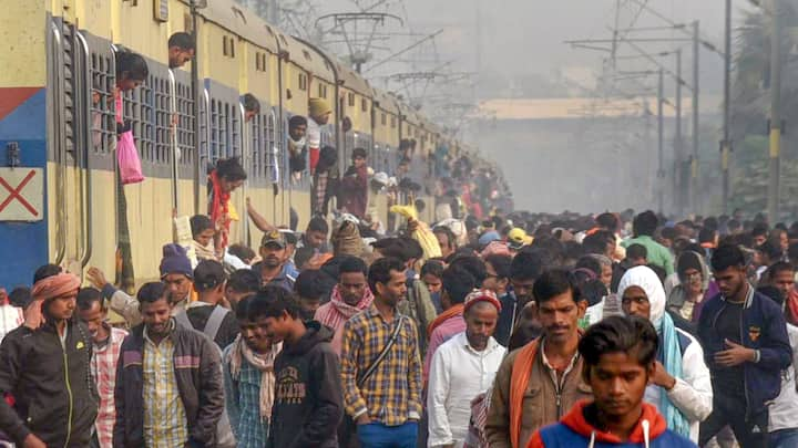 Railway Rules: भारत में लगभग हर किसी शख्स ने अपनी जिंदगी में कम से कम एक बार तो ट्रेन की यात्रा जरूर की होगी.