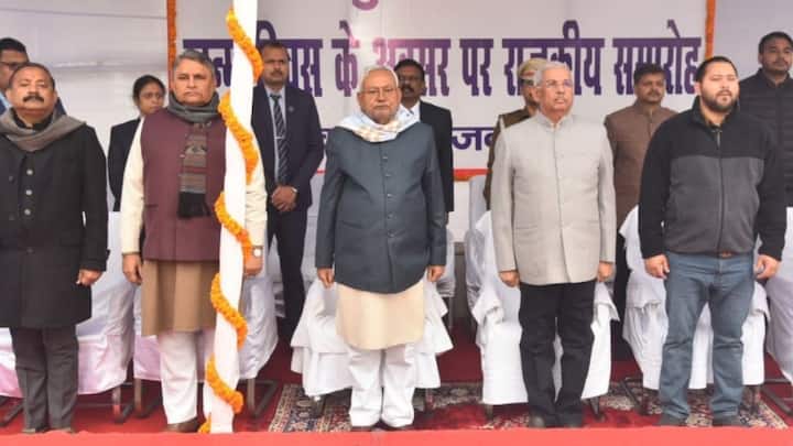 bihar politics CM Nitish Kumar arrived to meet the Governor Bihar Politics: बिहार की राजनीति से बड़ी खबर, राज्यपाल से अचानक मिलने पहुंचे सीएम नीतीश कुमार