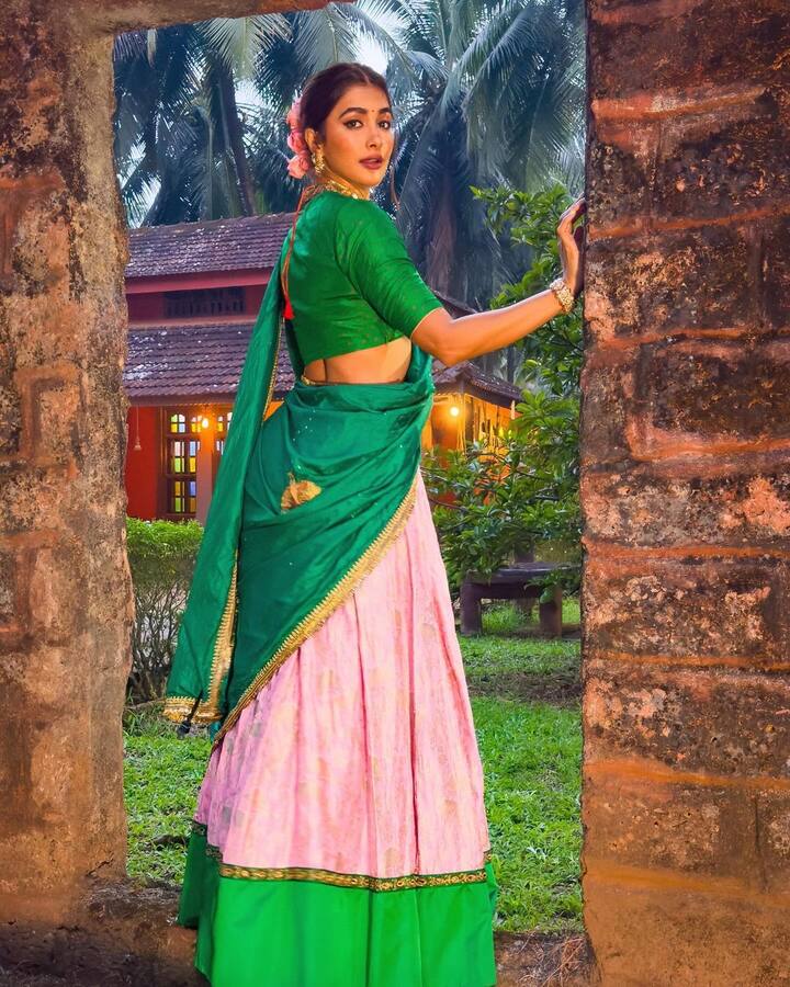 ఈ ఫోటోలను సోషల్ మీడియా వేదికగా షేర్ చేస్తూ.. Tutti frutti cutie pattootie ☺️💗💚 #served #halfsareelove అంటూ క్యాప్షన్ పెట్టింది. ఈ ఫోటోలకు అభిమానులు ఫిదా అవుతున్నారు.(Image Source : Instagram/hegdepooja)