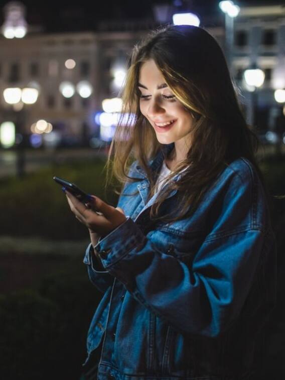 क्या आप भी चलाते हैं घंटों तक मोबाइल, तो हो जाएं सावधान