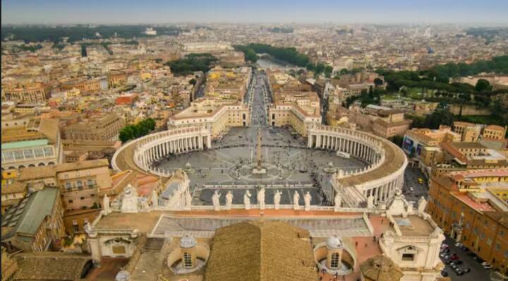 Vatican City:  ਯੂਰਪੀ ਮਹਾਂਦੀਪ ਵਿੱਚ ਸਥਿਤ ਵੈਟੀਕਨ ਸਿਟੀ ਨੂੰ ਧਰਤੀ ਦਾ ਸਭ ਤੋਂ ਛੋਟਾ ਦੇਸ਼ ਮੰਨਿਆ ਜਾਂਦਾ ਹੈ। ਤੁਸੀਂ ਇੱਕ ਘੰਟੇ ਤੋਂ ਵੀ ਘੱਟ ਸਮੇਂ ਵਿੱਚ ਸਿਰਫ਼ 44 ਹੈਕਟੇਅਰ ਦੇ ਖੇਤਰ ਵਾਲੇ ਇਸ ਦੇਸ਼ ਵਿੱਚ ਘੁੰਮ ਸਕਦੇ ਹੋ।