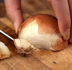 Peeling Onions: ਕੁਝ ਅਜਿਹੇ ਘਰੇਲੂ ਨੁਸਖੇ ਜਿਨ੍ਹਾਂ ਦੀ ਮਦਦ ਨਾਲ ਪਿਆਜ਼ ਕੱਟਦੇ ਸਮੇਂ ਅੱਖਾਂ 'ਚੋਂ ਨਹੀਂ ਆਉਣਗੇ ਹੰਝੂ