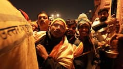 Ram Mandir Darshan: रामलला के दर्शन के लिए उमड़ा भक्तों का जनसैलाब, राम पथ पर वाहनों की एंट्री बंद, तस्वीरों में देखें अयोध्या का हाल