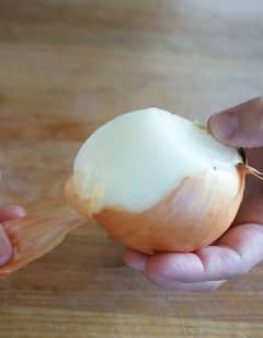 Peeling Onions: ਕੁਝ ਅਜਿਹੇ ਘਰੇਲੂ ਨੁਸਖੇ ਜਿਨ੍ਹਾਂ ਦੀ ਮਦਦ ਨਾਲ ਪਿਆਜ਼ ਕੱਟਦੇ ਸਮੇਂ ਅੱਖਾਂ 'ਚੋਂ ਨਹੀਂ ਆਉਣਗੇ ਹੰਝੂ