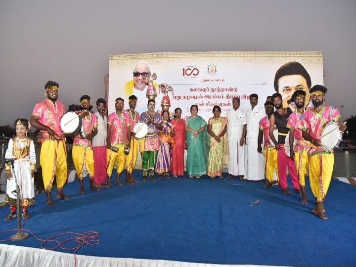 ஏறுதழுவுதல் தொடர்பான தமிழர்களின் பாரம்பரிய கலை நிகழ்ச்சிகளை தொடங்கி வைத்த போது.