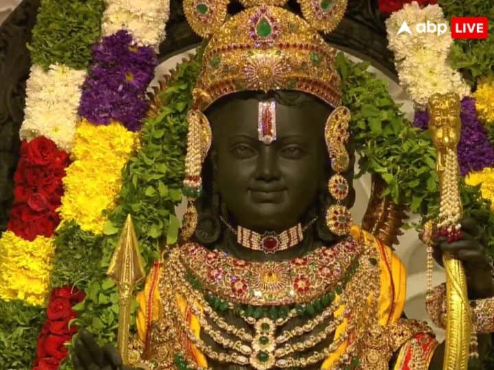 रामलला के इन दिव्य आभूषणों का निर्माण अध्यात्म रामायण, श्रीमद्वाल्मीकि रामायण, श्रीरामचरिमानस तथा आलवन्दार स्तोत्र के अध्ययन और उनमें वर्णित श्रीराम की शास्त्रसम्मत शोभा के अनुरूप शोध और अध्ययन के बाद किया गया है.