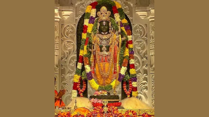 श्रीराम का कमरबंध सोने से जड़ित है. इसमें छोटी-छोटी घंटियां लटक रही हैं. हाथों में रत्नजड़ित सुन्दर कंगन पहनाए गए हैं.रामलला ने पैरों में स्वर्ण की पायल पहनी है.