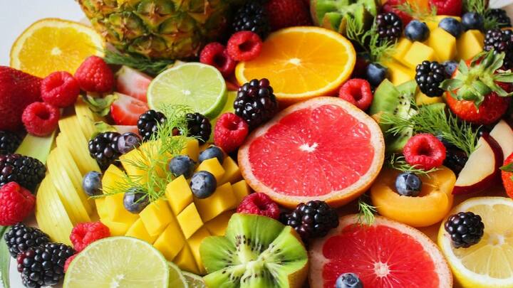 Right time to eat fruits : चांगल्या आरोग्यासाठी हे पोषक घटक आवश्यक आहेत. पण फळे खाण्याची एक वेळ असते आणि त्या वेळी ती खाल्ल्याने आरोग्यास अधिक फायदे मिळतात.