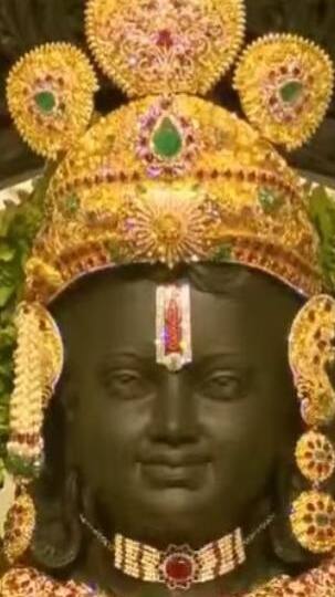 हीरे और मोती से तराशा हुआ है रामलला का ये तिलक