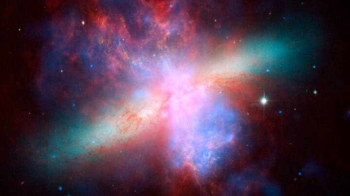 ये धूल अक्सर स्पेस में तैरते रहते हैं. कई बार तो ये धूल इतने घने होते हैं कि तारों से आने वाली रौशनी को भी रोक देते हैं. वैज्ञानिक मानते हैं कि कॉस्मिक डस्ट का ब्रह्मांड के निर्माण में बहुत ज्यादा योगदान है.