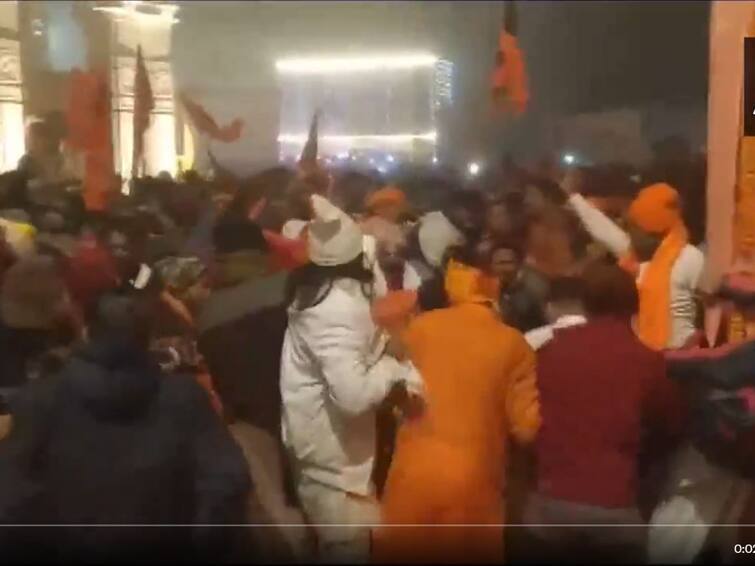 Crowd gathered early in the morning - push and pull at Ayodhya Ram Temple Ayodhya Ram Mandir: அதிகாலையிலேயே குவிந்த மக்கள் கூட்டம் - முதல் நாளே அயோத்தி ராமர் கோயிலில் தள்ளுமுள்ளு