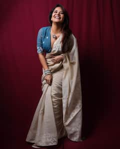 Anasuya Photos: శారీలో అనసూయ... 'మై హూ నా'లో ప్రొఫెసర్ సుష్మితా సేన్‌లా
