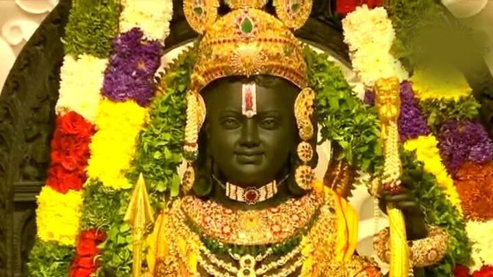 राम जी के कुंडल सोने, हीरे, माणिक और पन्ना से सुशोभित है. कुंडल की आकृति मयूर जैसी है.रामलला की मूर्ति के गले पर एक अर्धचंद्राकार हार है, जो रत्नों से जड़ा हुआ है. इसमें जो डिजाइन है वह भाग्य का प्रतीक है.