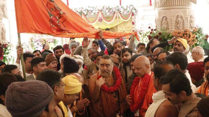 रामलला की आरती में शामिल होने के लिए पास होना अनिवार्य है. यह पास आपको आरती शुरू होने से आधे घंटे पहले मिलेगा. पास लेने के लिए आपके पास सरकारी आईडी प्रूफ होनी चाहिए.