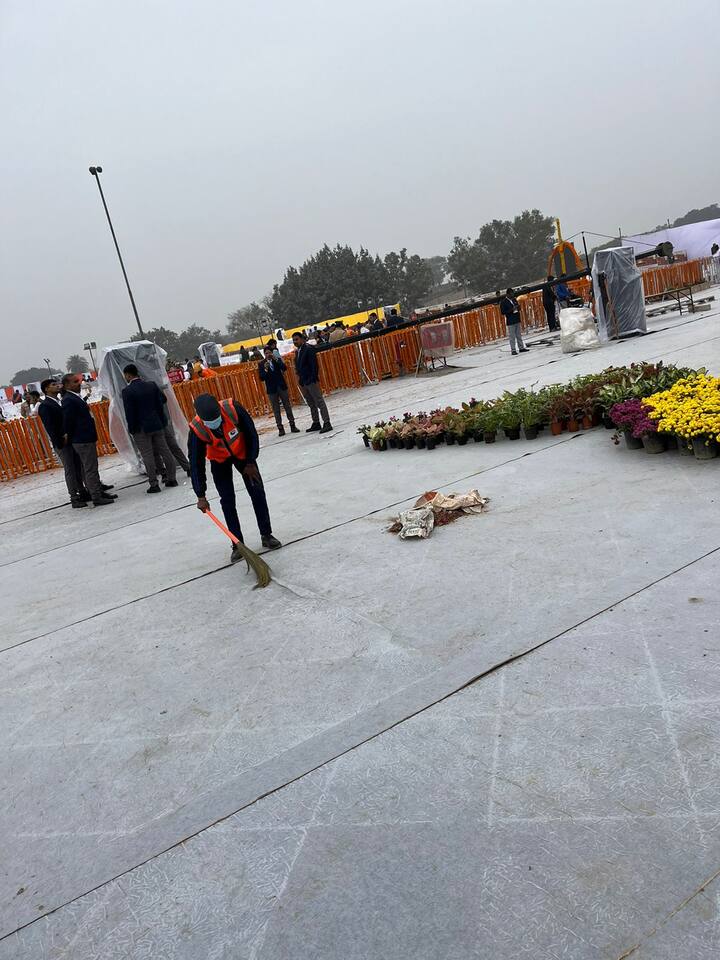 बीव्हीजी इंडिया लिमिटेड या कंपनीला श्री रामलल्ला गर्भगृहासहित संपूर्ण रामलल्ला मंदिर, यात्री सुविधा केंद्र, सर्व स्वच्छतागृहे, अंतर्गत रस्ते व इ स्थानांच्या स्वच्छता सेवा करण्याचे भाग्य लाभले आहे. (Photo Credit :ABP Majha)