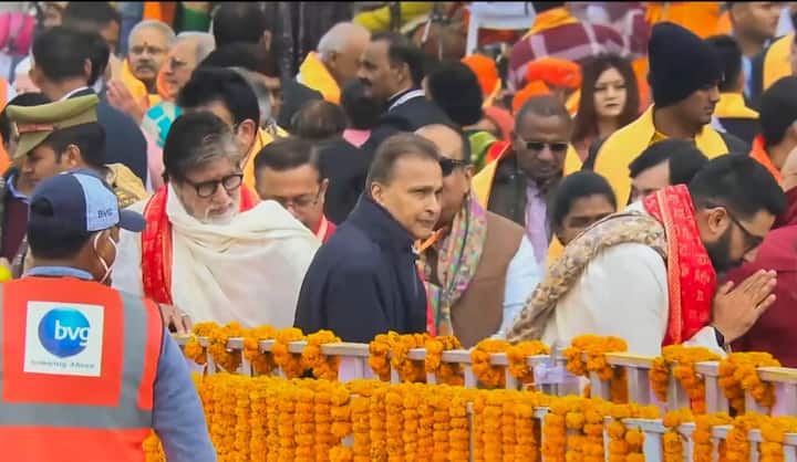 राम मंदिराचे उद्घाटन झाल्यानंतर पीएम मोदींनी अमिताभ बच्चन यांच्याशी संवाद साधला. फोटोंमधून दिसते की, पीएम मोदी अमिताभ बच्चन यांची हातवारे करत चौकशी करताना दिसत आहेत.(Photo Credit : PTI)