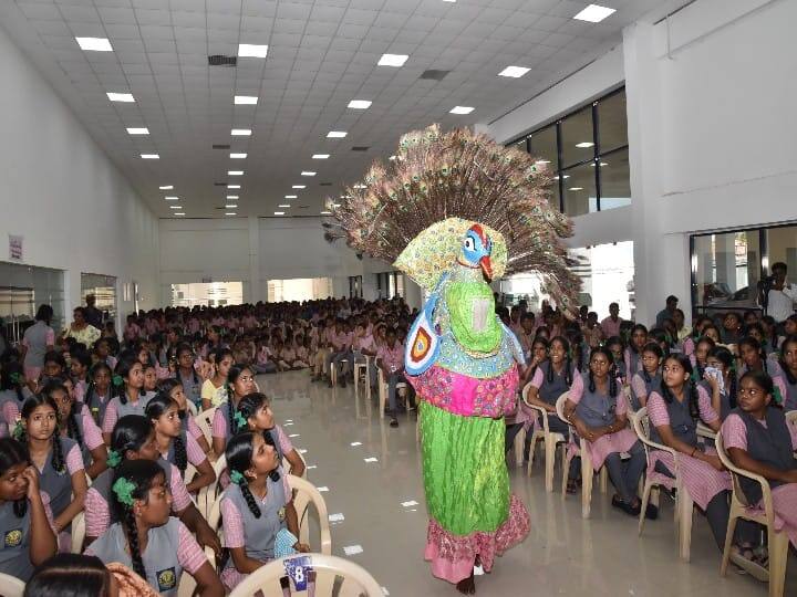 மதுரை தமுக்கம் மாநாட்டு மையத்தில் நடைபெற்ற ஏறுதழுவுதல் தொடர்பான தமிழர்களின் பாரம்பரிய கலை நிகழ்ச்சிகள்.