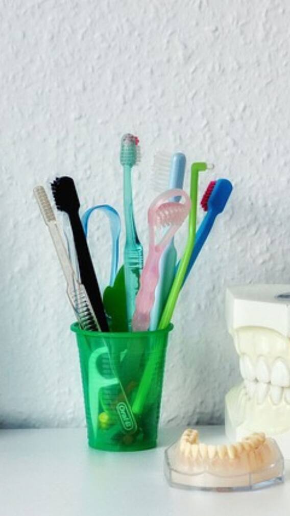 একসঙ্গে দু-তিনটে ব্রাশ রাখছেন, জীবাণু বাসা বাঁধবে না তো ?