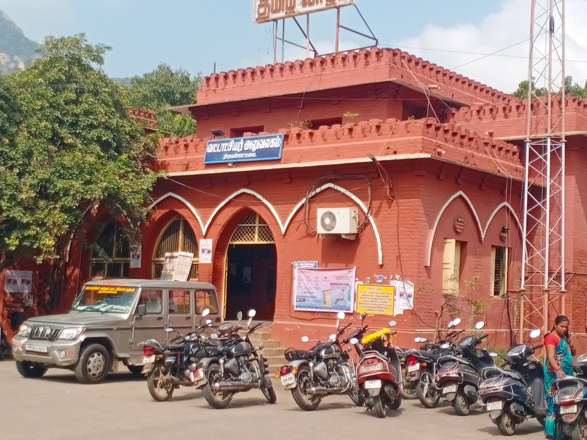 ஆலமரம் வேரூன்றி அரசு அலுவலக கட்டிடம் பழுது - கண்டு கொள்ளாமல் வேடிக்கை பார்க்கும் வட்டாட்சியர்