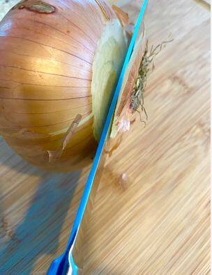 ਪਿਆਜ਼ ਕੱਟਦੇ ਸਮੇਂ ਮੋਮਬੱਤੀ ਜਾਂ ਦੀਵਾ ਜਗਾਓ। ਇਸ ਤਰ੍ਹਾਂ ਕਰਨ ਨਾਲ ਪਿਆਜ਼ 'ਚੋਂ ਨਿਕਲਣ ਵਾਲੀ ਗੈਸ ਮੋਮਬੱਤੀ ਜਾਂ ਦੀਵੇ ਵੱਲ ਜਾਵੇਗੀ ਤੇ ਅੱਖਾਂ 'ਚੋਂ ਹੰਝੂ ਨਹੀਂ ਨਿਕਲਣਗੇ।