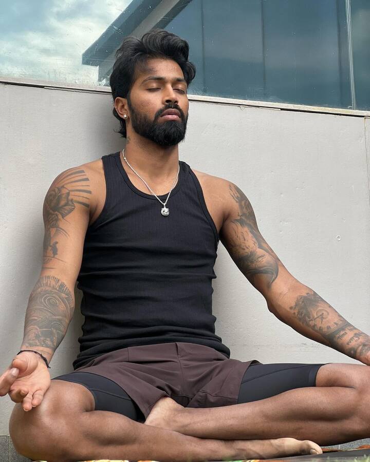 இந்திய அணியின் மூத்த ஆல்-ரவுண்டர் ஹர்திக் பாண்டியா காயம் காரணமாக கிரிக்கெட்டில் இருந்து விலகி இருக்கிறார்.