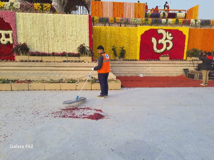 हाही मी माझा सन्मान समजतो असे विनम्र प्रतिपादन श्री गायकवाड यांनी केले. प्रभू श्रीरामांच्या दर्शनाने मनातील मळ दूर होईल, भाविकांच्या पायाची धूळ साफ करण्याचे सौभाग्य मला मिळाले हा माझ्या आतापर्यंतच्या कार्याचा सन्मान झाला असे मला वाटते, असेही श्री गायकवाड म्हणाले.(Photo Credit :ABP Majha)