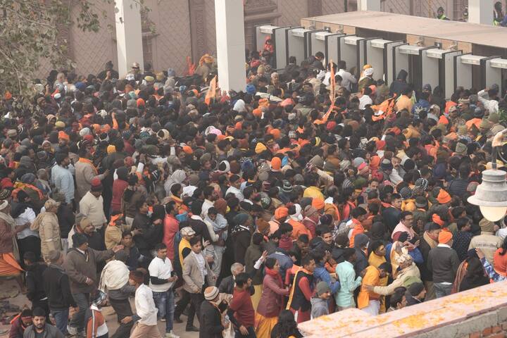 सोमवारी (२२ जानेवारी) सायंकाळी अयोध्येतून वृत्त आले की,भाविकांच्या गर्दीमुळे पोलिसांचे बॅरिकेड्स तोडण्यात आले. (Photo Credit : PTI)