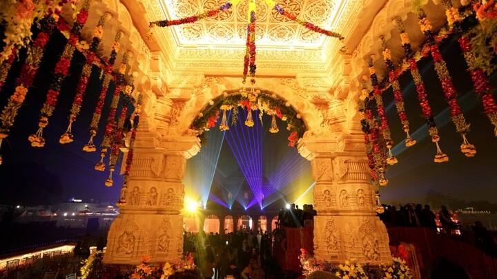 प्राणप्रतिष्ठेच्या कार्यक्रमाला महानायक अमिताभ बच्चन (Amitabh Bachchan), रजनीकांतसह बॉलिवूडच्या दिग्गज अभिनेत्यांनी हजेरी लावली होती.(Photo Credit : PTI)