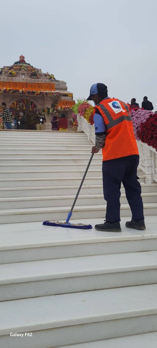 बीव्हीजी यासाठी पर्यावरणपूरक व बायोडिग्रेडेबल स्वछता सामग्रीचा वापर करत आहे. देशातील भाविकांच्या अत्यंत वर्दळीच्या २० मंदिरांमध्ये सध्या ते सेवा देत आहोत.(Photo Credit :ABP Majha)