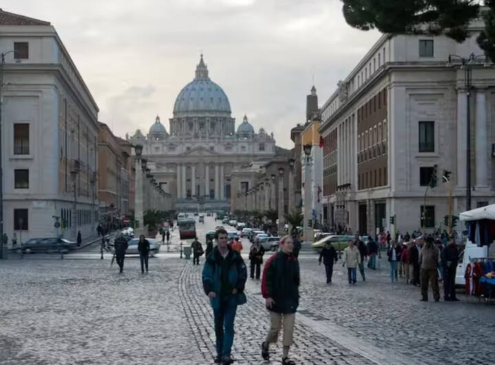 ਜੇਕਰ ਤੁਸੀਂ ਵੈਟੀਕਨ ਸਿਟੀ ਜਾਂਦੇ ਹੋ, ਤਾਂ ਸੇਂਟ ਪੀਟਰਸ ਬੇਸਿਲਿਕਾ ਜਾਣਾ ਨਾ ਭੁੱਲੋ। ਵੈਟੀਕਨ ਵਿੱਚ ਇਸਨੂੰ ਇਤਾਲਵੀ ਵਿੱਚ ਬੇਸਿਲਿਕਾ ਡੀ ਸੈਨ ਪੀਟਰੋ ਦੇ ਨਾਮ ਨਾਲ ਜਾਣਿਆ ਜਾਂਦਾ ਹੈ।