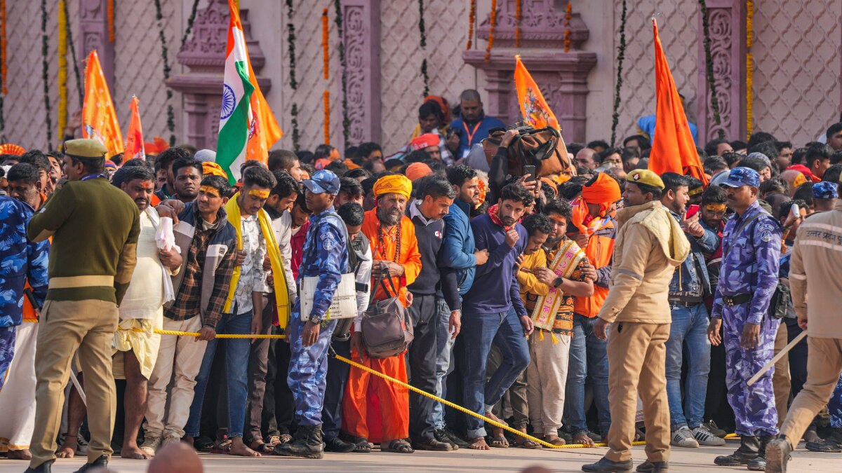 रामलला के दर्शन के लिए अयोध्या में उमड़े लाखों श्रद्धालु, सीएम योगी को करना पड़ा हवाई निरीक्षण और फिर बैठक | बड़ी बातें