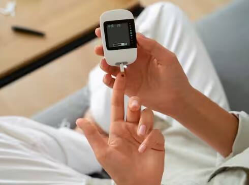 ਡਾਇਬਟੀਜ਼ ਦਾ ਨਾਂ ਆਉਂਦੇ ਹੀ ਮਨ ਵਿਚ ਡਰ ਪੈਦਾ ਹੋ ਜਾਂਦਾ ਹੈ ਕਿਉਂਕਿ ਇਹ ਇਕ ਅਜਿਹੀ ਬਿਮਾਰੀ ਹੈ ਜਿਸ ਵਿਚ ਲਾਈਫਸਟਾਈਲ ਨੂੰ ਸਹੀ ਰੱਖਣਾ ਜ਼ਰੂਰੀ ਹੋ ਜਾਂਦਾ ਹੈ। ਇਹ ਇੱਕ ਅਜਿਹੀ ਡਾਕਟਰੀ ਸਥਿਤੀ ਹੈ ਜਿਸ ਵਿੱਚ ਖਾਣ ਪੀਣ ਦੀਆਂ ਆਦਤਾਂ ਨੂੰ ਲੈ ਕੇ ਬਹੁਤ ਸਾਵਧਾਨ ਰਹਿਣਾ ਪੈਂਦਾ ਹੈ, ਕਿਉਂਕਿ ਪਤਾ ਨਹੀਂ ਹੁੰਦਾ ਕਿ ਕਿਹੜੀ ਚੀਜ਼ ਖਾਣ ਤੋਂ ਬਾਅਦ ਸਰੀਰ ਦੀ ਬਲੱਡ ਸ਼ੂਗਰ ਨੂੰ ਵਧਾ ਦੇਵੇਗੀ।