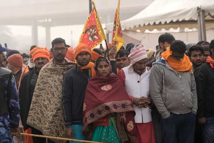 राम मंदिरात दर्शनासाठी भाविकांची मोठी गर्दी झाली आहे. त्यामुळे प्रशासनाने भाविकांना राम मंदिराच्या प्रवेशद्वारावरच रोखले आहे. गर्भगृहात भाविकांची प्रचंड गर्दी असल्याने लोकांना थांबवण्याचा निर्णय घेण्यात आला आहे.(Photo Credit : PTI)