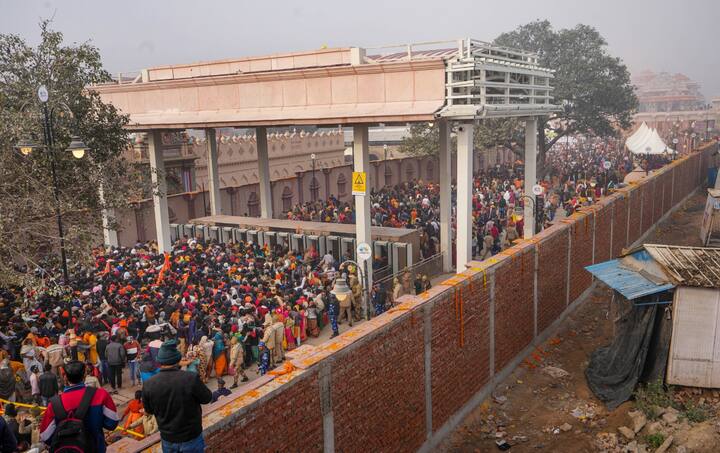 लोकांनी घोषणाही दिल्या,प्राणप्रतिष्ठा झाल्यानंतर येथे पोहोचलेल्या भाविकांना मंदिरात दर्शन घेण्याची इच्छा होती. परंतु मंदिर बंद असल्याने तसे होऊ शकले नाही.(Photo Credit : PTI)