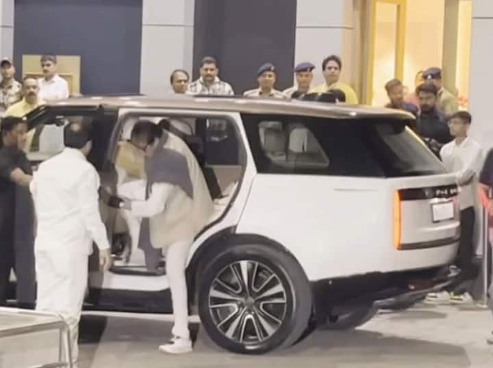 पीएम मोदी मंदिर परिसरातून जात असताना ही भेट झाली. पीएम मोदी दोन्हीही दिग्गज नेत्यांशी बातचीत केली. (Photo Credit : PTI)