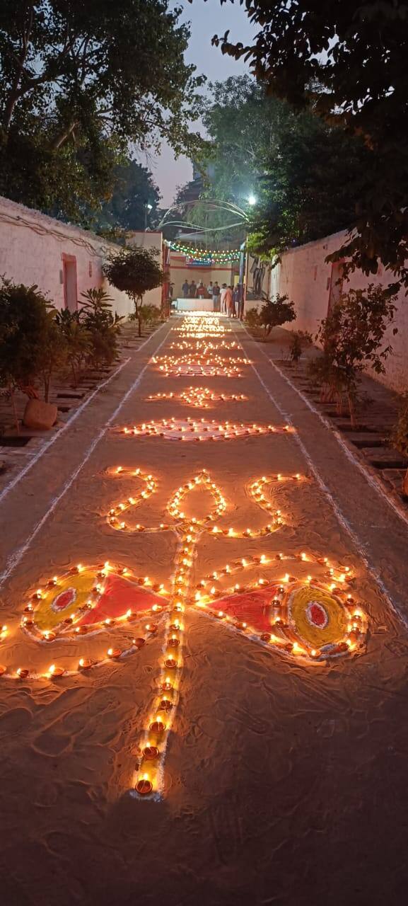 इस अवसर पर जेल उपाध्यक्ष सौरभ स्वामी, जेलर महेश शर्मा, हनुवंत सिंह, तुलसीराम, अचलाराम, मनोहर सिंह, कविता, गजे सिंह सहित जेल के स्टाफ मौजूद रहे.