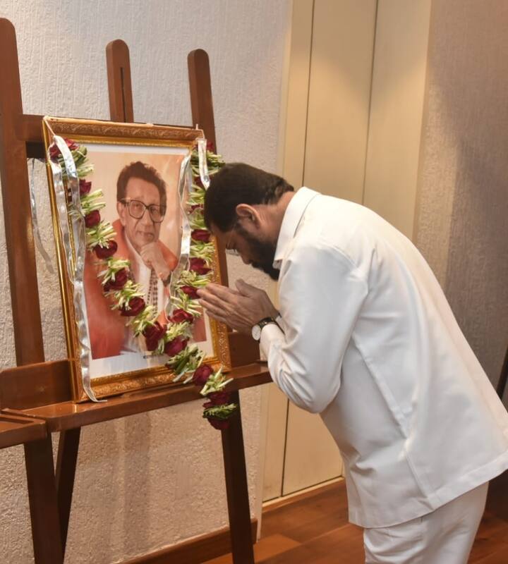 नेताजींनी 1920 मध्ये इंग्लंडमध्ये नागरी सेवा परीक्षा उत्तीर्ण केली. परंतु भारतीय स्वातंत्र्य लढ्यात भाग घेण्यासाठी त्यांनी नोकरी सोडली. नेताजी सुभाषचंद्र बोस लहानपणापासूनच भारतीय स्वातंत्र्यलढ्याशी संबंधित चळवळींमध्ये सहभागी होते. (Photo Credit : facebook./CMOMaharashtra)