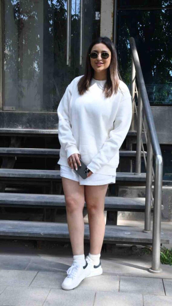 व्हाईट स्वेटशर्ट ,व्हाईट शूज परिणीतीचा चाहत्यांना घायाळ करणारा लूक