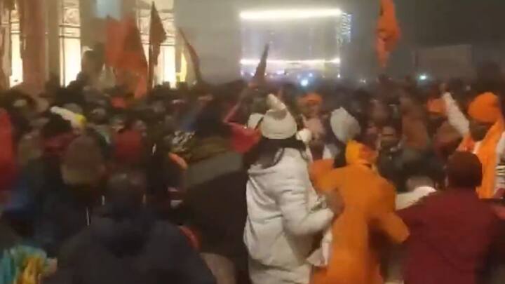 मंगलवार (23 जनवरी) सुबह से ही राम मंदिर में दर्शन के लिए भक्तों की भीड़ जमा होना शुरू हो गई थी. बताया गया कि कुछ लोग रात से ही दर्शन के लिए इंतजार कर रहे थे. इस तस्वीर में सुबह के हालात देखें जा सकते हैं.