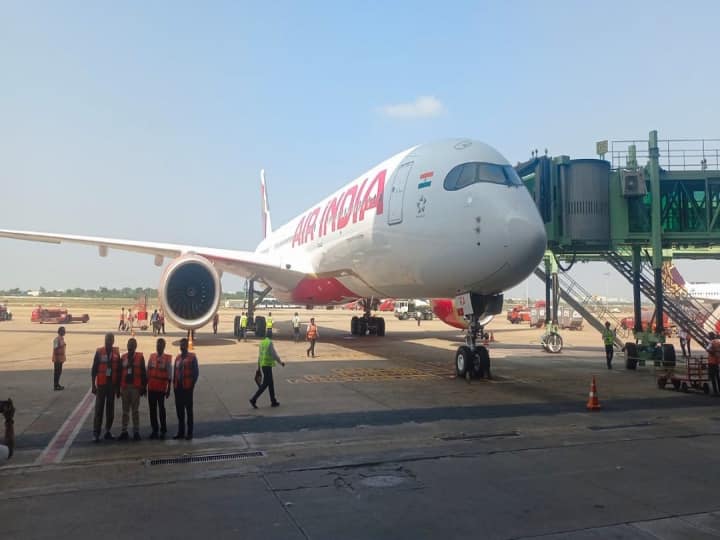 ஏர் இந்தியாவின் அதிநவீன ஏர் பஸ் சொகுசு விமானம்..! முதல் முறையாக சென்னை வந்தது..! Air India's state-of-the-art Airbus A 350 luxury aircraft from Mumbai arrived in Chennai and departed Bangalore for the first time - TNN ஏர் இந்தியாவின் அதிநவீன ஏர் பஸ் சொகுசு விமானம்..! முதல் முறையாக சென்னை வந்தது..!