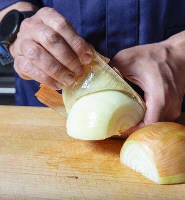 ਜਿਸ ਚਾਕੂ ਨਾਲ ਤੁਸੀਂ ਪਿਆਜ਼ ਕੱਟ ਰਹੇ ਹੋ, ਉਸ 'ਤੇ ਥੋੜ੍ਹਾ ਜਿਹਾ ਨਿੰਬੂ ਦਾ ਰਸ ਲਾਓ, ਅਜਿਹਾ ਕਰਨ ਨਾਲ ਅੱਖਾਂ 'ਚੋਂ ਹੰਝੂ ਨਹੀਂ ਆਉਣਗੇ।