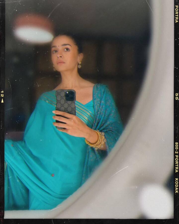 She had tied up her hair in a clean bun and accessorised the look with earrings. The outfit was completed with a matching purse.